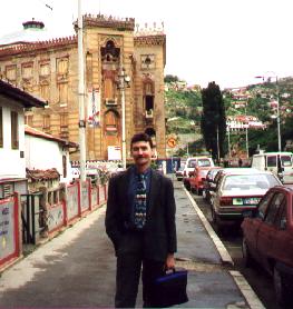 Patrick Simon, devant la Biblioth�que de Sarajevo